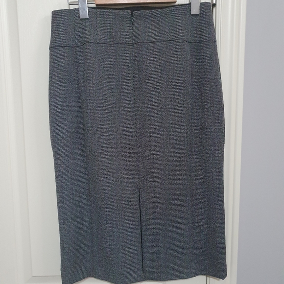 Express Black and White Skirt. Size 6. - Picture 2 of 3